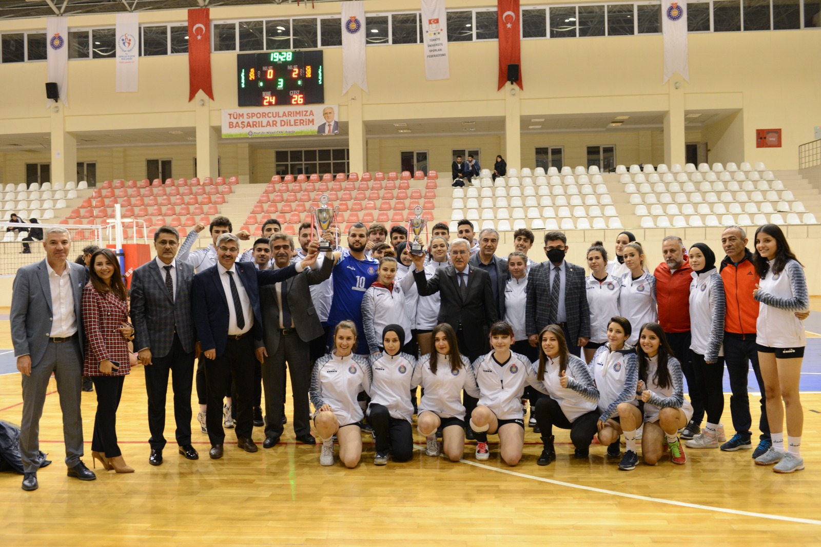 Üniversitemiz Ev Sahipliğinde Gerçekleştirilen TÜSF Üniversiteler Voleybol 2. Lig Kadın-Erkek Grup Birinciliği Müsabakalarında Dereceye Giren Takımlara Kupaları Törenle Verildi