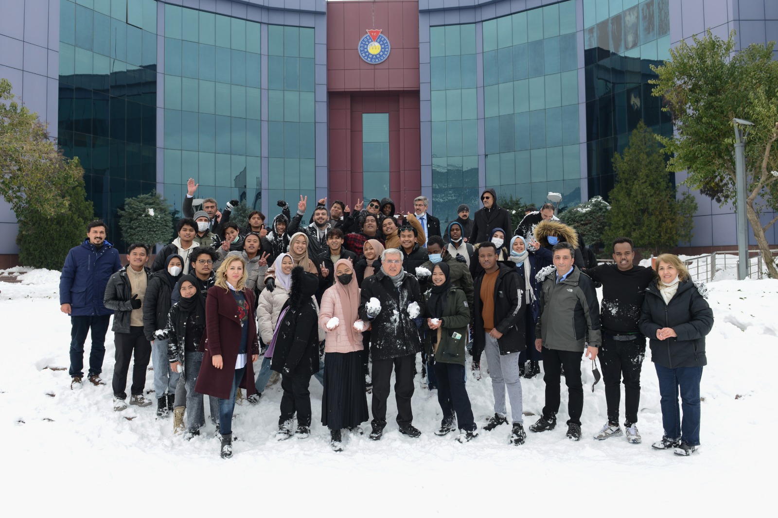 KSÜ Öğrencileri Sınav Döneminin Yorgunluğunu Kartopu Oynayarak Attı 