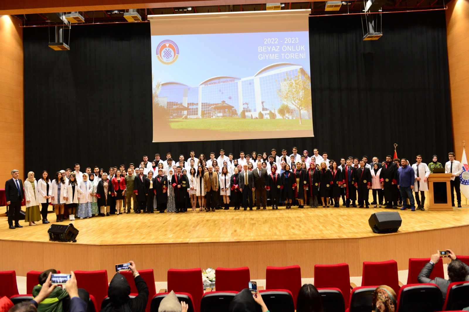 Diş Hekimi Adayı Öğrenciler Türk Diş Hekimliği Gününde Beyaz Önlüklerini Giydi