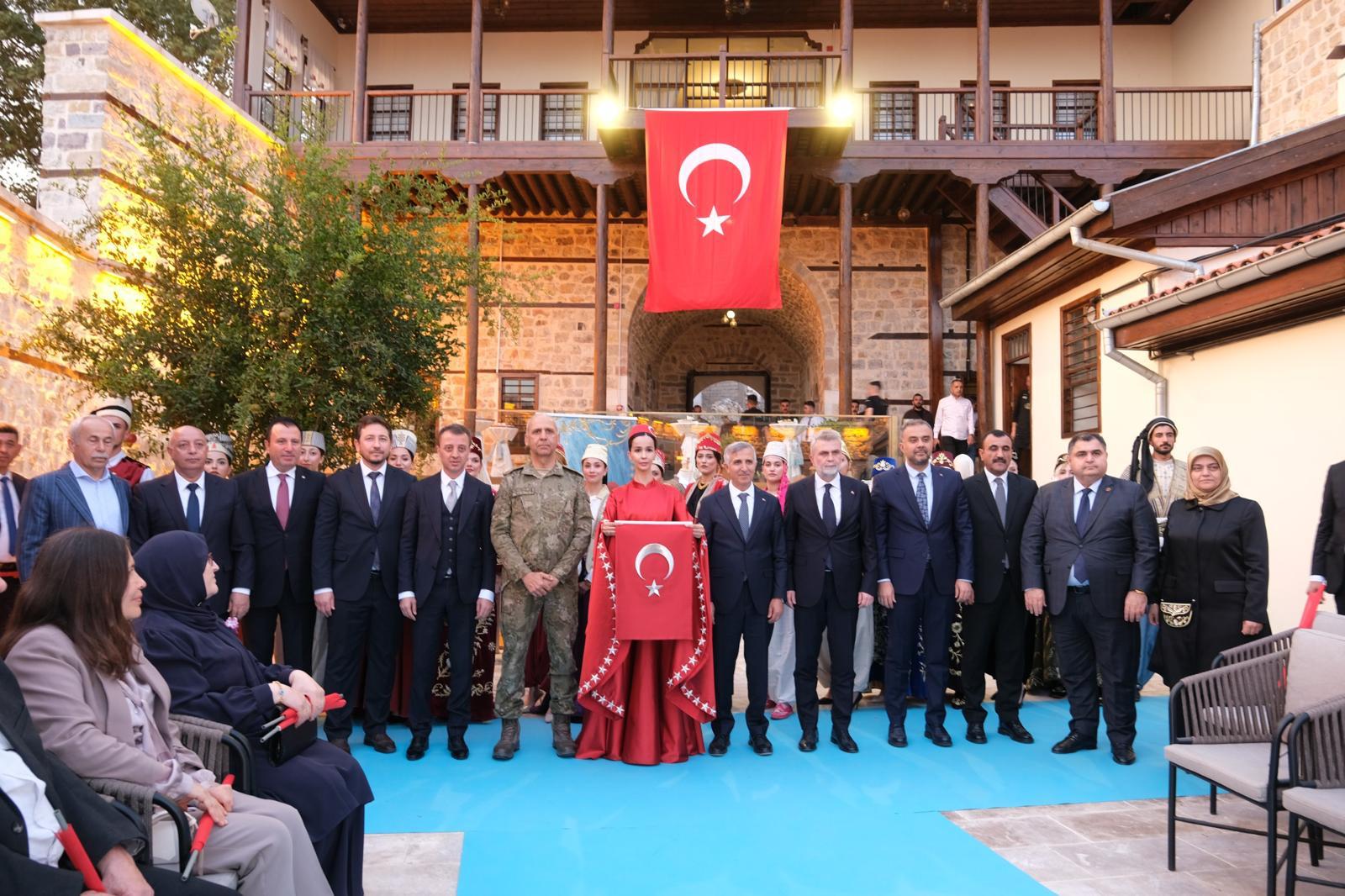 Cumhuriyetin 102. Yılına Zarafetle Dokunuş: “Köklerden Zarafete: Garbi Yeli” Defilesi Büyük Beğeni Topladı
